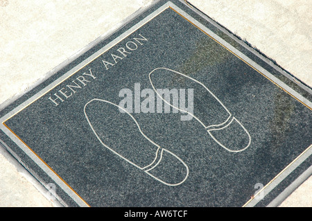 Schuhe von Henry Aaron auf dem International Civil Rights Walk of Fame im National Parks Center in Atlanta Martin Luther King Jr Memorial Stockfoto