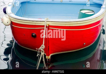 CAPRI, Italien – traditionelle Holzboote, die am Ufer von Marina Grande vor Anker liegen. Die farbenfrohen Schiffe, bekannt als gozzi, schweben im kristallklaren Wasser des Hafens. Stockfoto