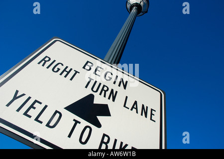 Rechts drehen Lane auf Straße, wo Autos Motorräder nachgeben Stockfoto