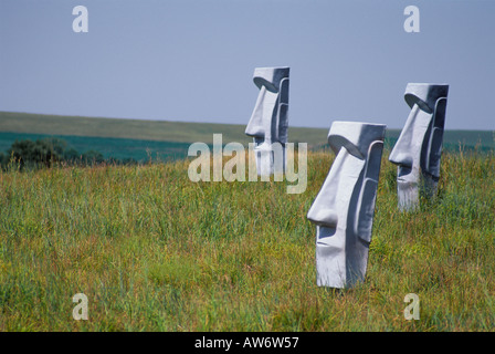 Inspiriert durch die Moai Statuen auf den Osterinseln Skulpturen blicken auf der Prärie zentrale Kansas. Stockfoto