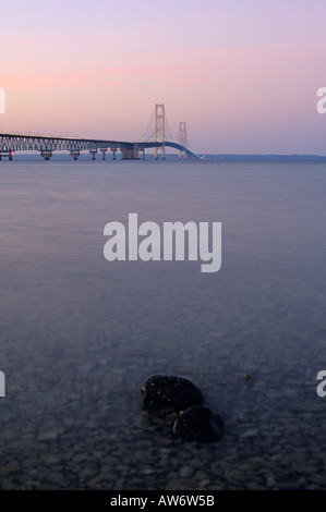 Erstreckt sich über eine Meerenge über 5 Meilen breit und ist die Mackinac Brücke die längste Hängebrücke in Amerika Stockfoto