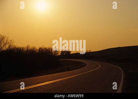 K-4 Autobahn schlängelt sich durch die Flint Hills in der Wabaunsee Grafschaft, Kansas. Stockfoto