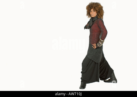 Junge Frau Model posiert im Studio voller Länge Seitenansicht mit Händen auf den Hüften auf weißem Hintergrund Stockfoto