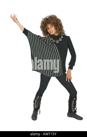 Junge Frau Modell mit Hand In der Luft voller Länge Portrait Studio Schuss weißen Hintergrund Stockfoto