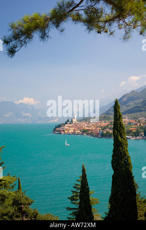 Malcesine, Veneto, Italien. Blick auf das Dorf über das türkisfarbene Wasser des Gardasees. Stockfoto