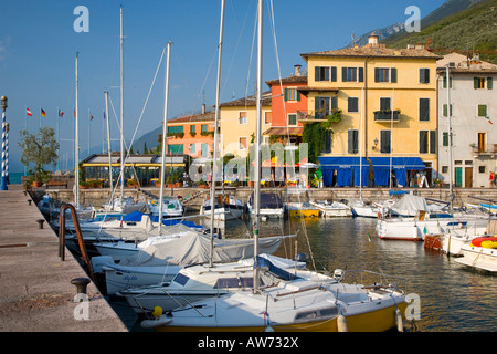 Castelletto di Brenzone, Veneto, Italien. Blick über den Hafen, bunten Häusern. Stockfoto