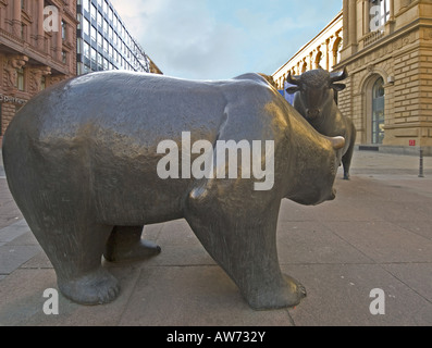 Bären und Bullen vor der Frankfurter Börse Hessen Deutschland Stockfoto