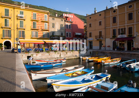 Castelletto di Brenzone, Veneto, Italien. Blick über den Hafen, bunten Häusern. Stockfoto