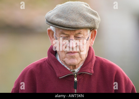 Ein männlicher Mann Rentner in seinen Siebzigern im Freien im Vereinigten Königreich Stockfoto