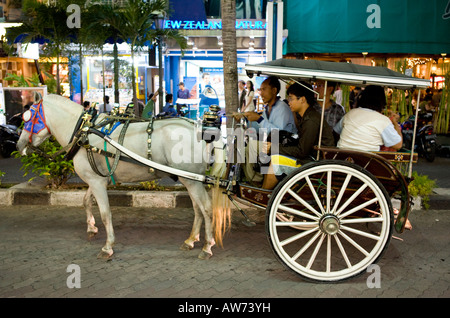 Pony und Trap Nightime in Zentrum von Kuta Bali Indonesien Stockfoto