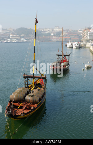 Portwein Lastkähne (Rabelos) vertäut am Fluss Douro, Porto, Portugal Stockfoto