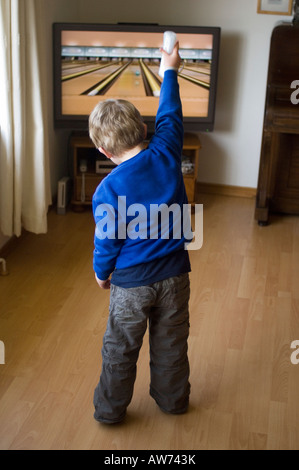 Kind spielen Nintendo Wii Stockfoto