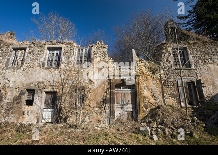 Ein verfallenes Haus in Orcival (Puy de Dôme - Frankreich). Maison de Abtei À Orcival (Puy-de-Dôme - Frankreich). Stockfoto