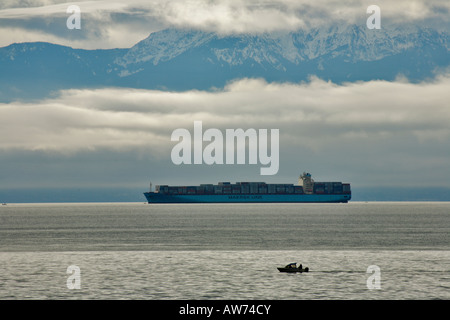 Frachtschiff in Juan de Fuca strait nach dem Löschen der Wintersturm Victoria British Columbia Kanada Stockfoto