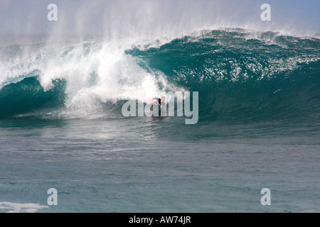 SURFEN DIE MEISTERSCHAFT "PIPELINE" IN WAIMEA BEACH AM NORDUFER, INSEL OAHU, HAWAII Stockfoto