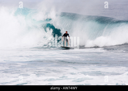 SURFEN DIE MEISTERSCHAFT "PIPELINE" IN WAIMEA BEACH AM NORDUFER, INSEL OAHU, HAWAII Stockfoto