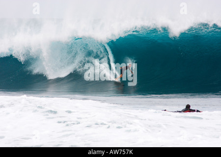 SURFEN DIE MEISTERSCHAFT "PIPELINE" IN WAIMEA BEACH AM NORDUFER, INSEL OAHU, HAWAII Stockfoto