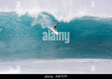 SURFEN DIE MEISTERSCHAFT "PIPELINE" IN WAIMEA BEACH AM NORDUFER, INSEL OAHU, HAWAII Stockfoto