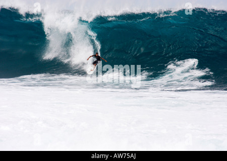 SURFEN DIE MEISTERSCHAFT "PIPELINE" IN WAIMEA BEACH AM NORDUFER, INSEL OAHU, HAWAII Stockfoto