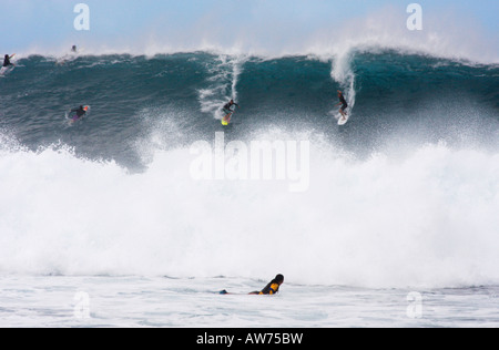 SURFEN DIE MEISTERSCHAFT "PIPELINE" IN WAIMEA BEACH AM NORDUFER, INSEL OAHU, HAWAII Stockfoto