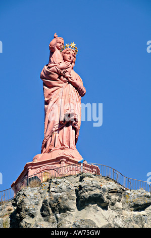 Statue der Jungfrau Maria gekrönt mit goldenen Sternen. Jesus Christus ruht auf seiner rechten Schulter.. Le-Puy-en-Velay, Auvergne, Frankreich Stockfoto