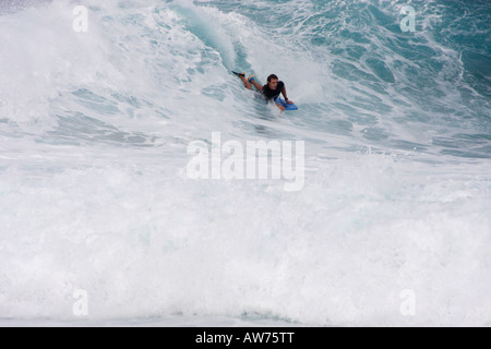 SURFEN DIE MEISTERSCHAFT "PIPELINE" IN WAIMEA BEACH AM NORDUFER, INSEL OAHU, HAWAII Stockfoto