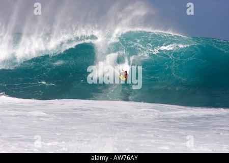 SURFEN DIE MEISTERSCHAFT "PIPELINE" IN WAIMEA BEACH AM NORDUFER, INSEL OAHU, HAWAII Stockfoto