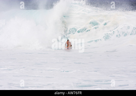 SURFEN DIE MEISTERSCHAFT "PIPELINE" IN WAIMEA BEACH AM NORDUFER, INSEL OAHU, HAWAII Stockfoto