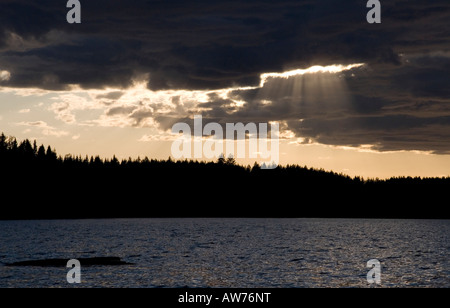 Mitternacht-Sonnenuntergang in der Nähe von Savonlinna, Finnland Stockfoto