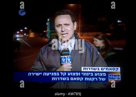 Amir Bar Shalom israelische Kanal 1 reporter Rundfunk aus Sderot Stadt nach Kassam Raketen Beschuss aus dem Gazastreifen. Im Süden Israels Stockfoto