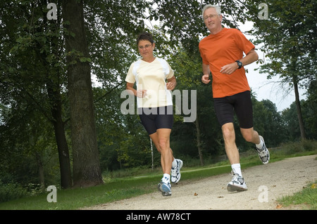 Älteres Paar läuft durch den Wald Stockfoto