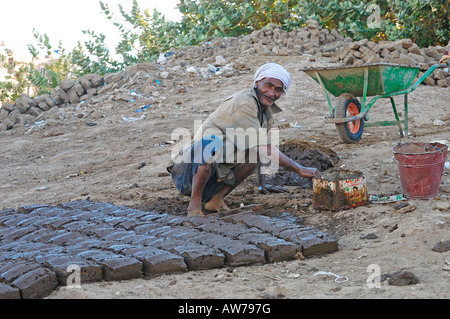Mann im nubischen Dorf auf der Insel Elephantine, Assuan, Ägypten machen Schlamm bauen von Backsteinen aus einem Guss und Sonne backen zu überlassen Stockfoto
