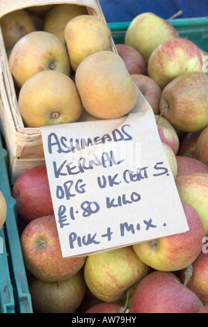 Ashmeads Kernals Äpfel auf Stall in Islington Bauern Markt London England UK Stockfoto