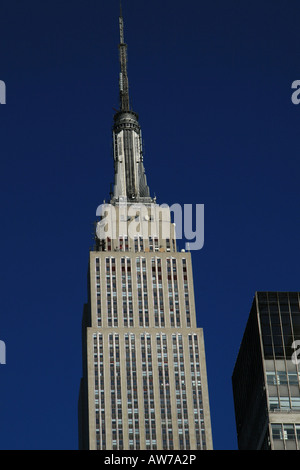Eine Nahaufnahme der Blick auf das Empire State Building von der 34th Street in New York City, USA. Stockfoto