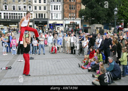 Acrobatic Straße Künstler vor Publikum beim Edinburgh Fringe Festival Stockfoto