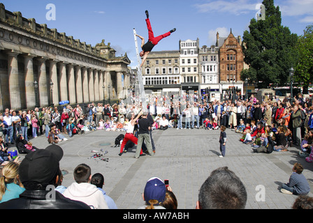 Acrobatic Straße Künstler vor Publikum beim Edinburgh Fringe Festival Stockfoto