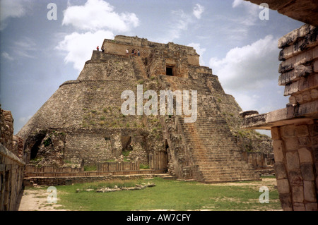 Menschen klettern an die Spitze der großen steilen Maya-Stein Pyramide Uxmal-Yucatan Mexiko zentrale Lateinamerika Stockfoto