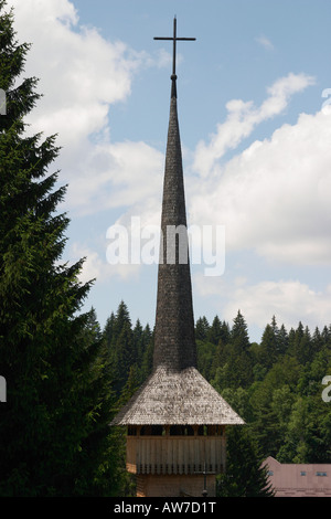 Hölzerne Kirche Dach mit Kruzifix im Wald Poiana Brasov Kronstadt Rumänien Stockfoto