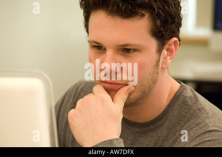 Junge männliche University College-Student Konzentration auf Computer. Stockfoto