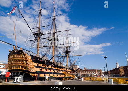 HMS Victory und ihrer Umgebung in der historischen Portsmouth Dockyard. Eines der wichtigsten und berühmtesten Schiffe in der Geschichte. Stockfoto