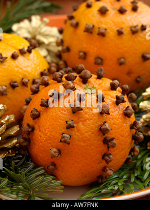 Orange (Citrus sinensis) und Gewürznelke (syzygium Aromaticum) Stockfoto