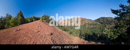 Ein Blick auf die "Puy de Lassolas" und die "Puy De La Vache" Vulkane. Vue Panoramique du Puy de Lassolas et du Puy la Vache. Stockfoto