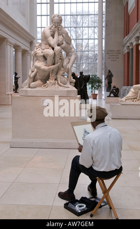 Künstler zeichnen Ugolino und seine Söhne von Jean Baptiste Carpeaux im Metropolitan Museum of Art in New York City Stockfoto