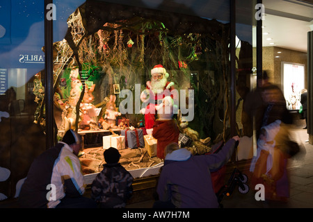 UK Tyneside Newcastle upon Tyne Northumberland Street Fenwicks Store Vater Weihnachten Fensterdekoration Stockfoto