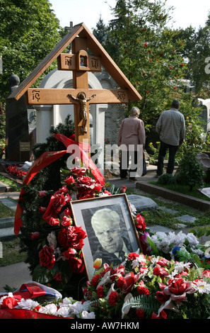 Grab des berühmten sowjetischen und russischen Schauspielers Mikhail Ulyanov auf dem Nowodewitschi-Friedhof in Moskau, Russland Stockfoto
