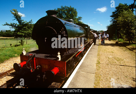 UK England Isle Of Wight Steam Railway Zug am Bahnsteig Wooton Stockfoto