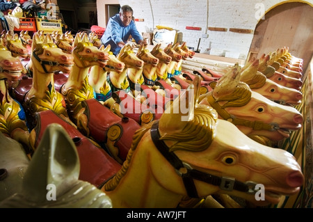 Kirmes Karussell Pferde Lagerung mit Winter fertig aus der Saison Reparaturen. Stockfoto