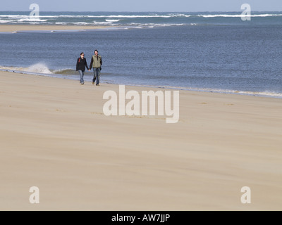 Paar Hafen Bucht bei Ebbe spazieren. Padstow Bay, Cornwall, UK, März 2008. Stockfoto