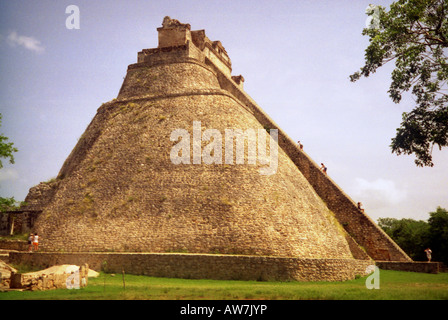 "Aufsteigen in den Himmel 2' Menschen klettern an die Spitze der großen steilen Maya Pyramide Stein Uxmal-Yucatan Mexiko zentrale Lateinamerika Stockfoto