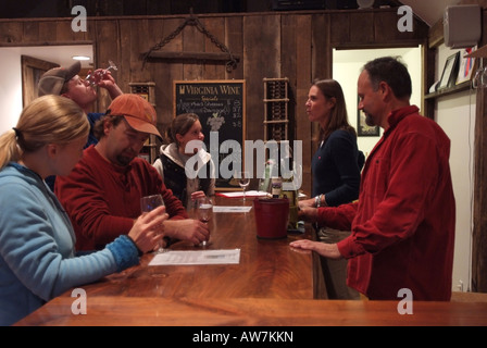 USA Sperryville VA Weinprobe in scharfen Felsen Weinberge Stockfoto